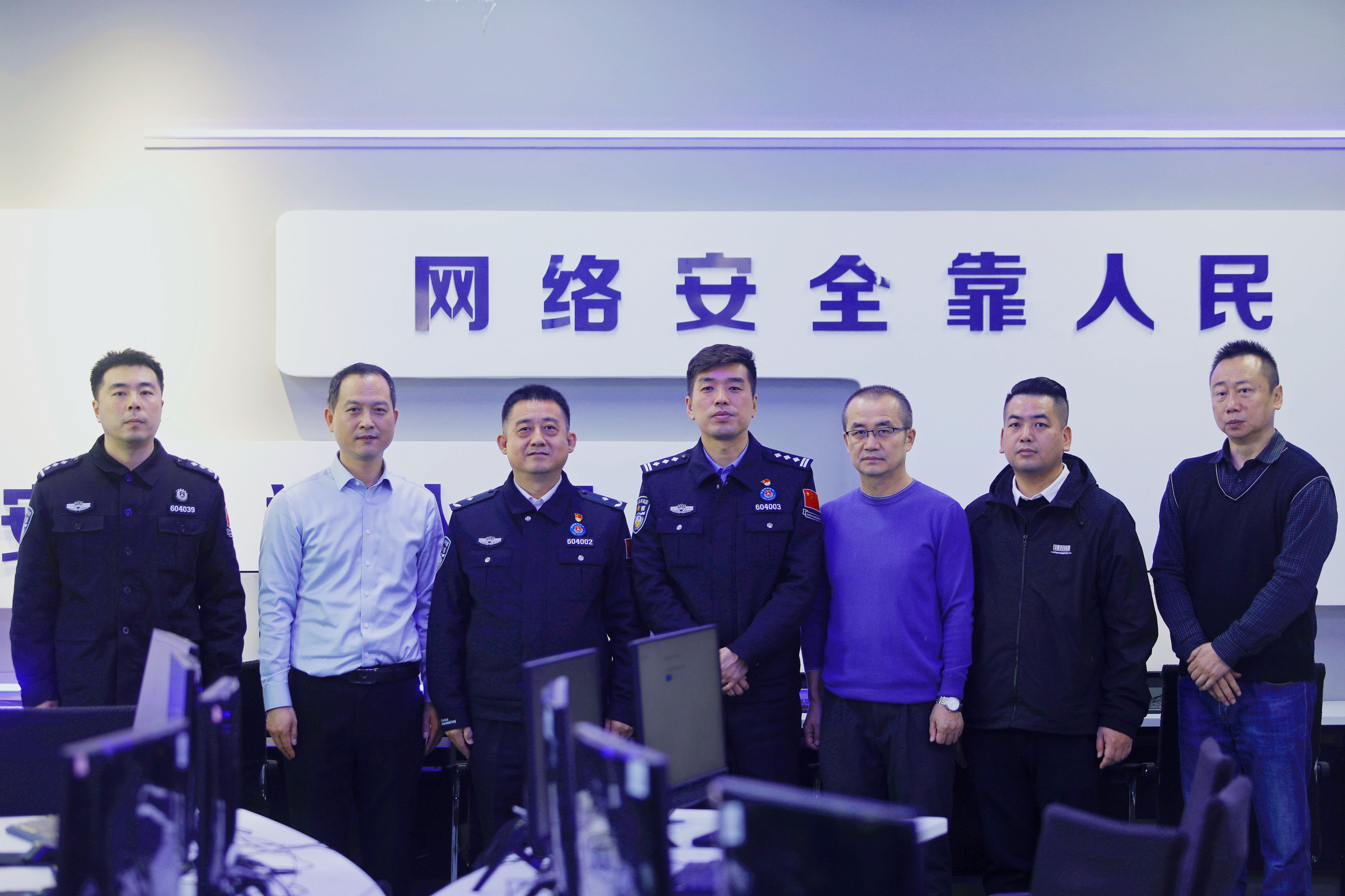 维多利亚官网州乌拉斯台收支境边防检查站政委陈平一行到 与信息工程学院交流调研